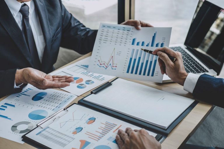 finance manager meeting discussing company growth KSJCK9J.jpg